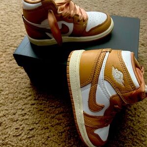 Jordan 1 Retro high OG Praline . Like New . Kids 8c